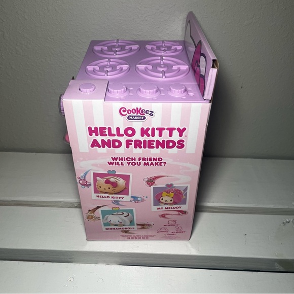 Cookeez Makery Hello Kitty Friends Oven Playset - Picture 5 of 7